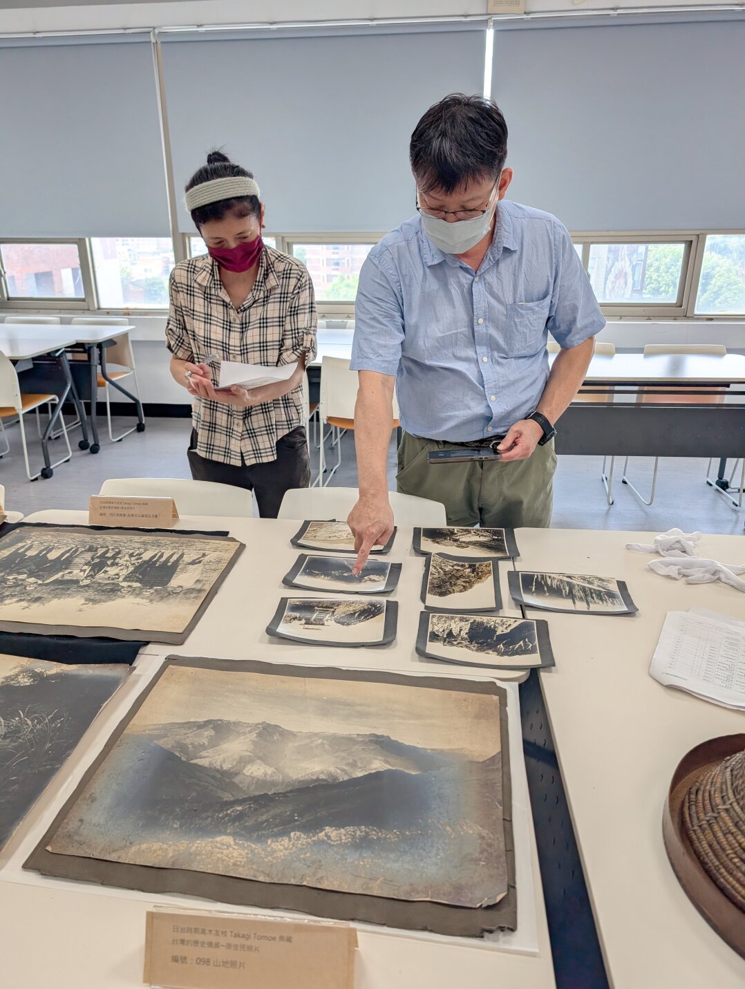 Prof. Cheng An-Hsi inspecting the photos